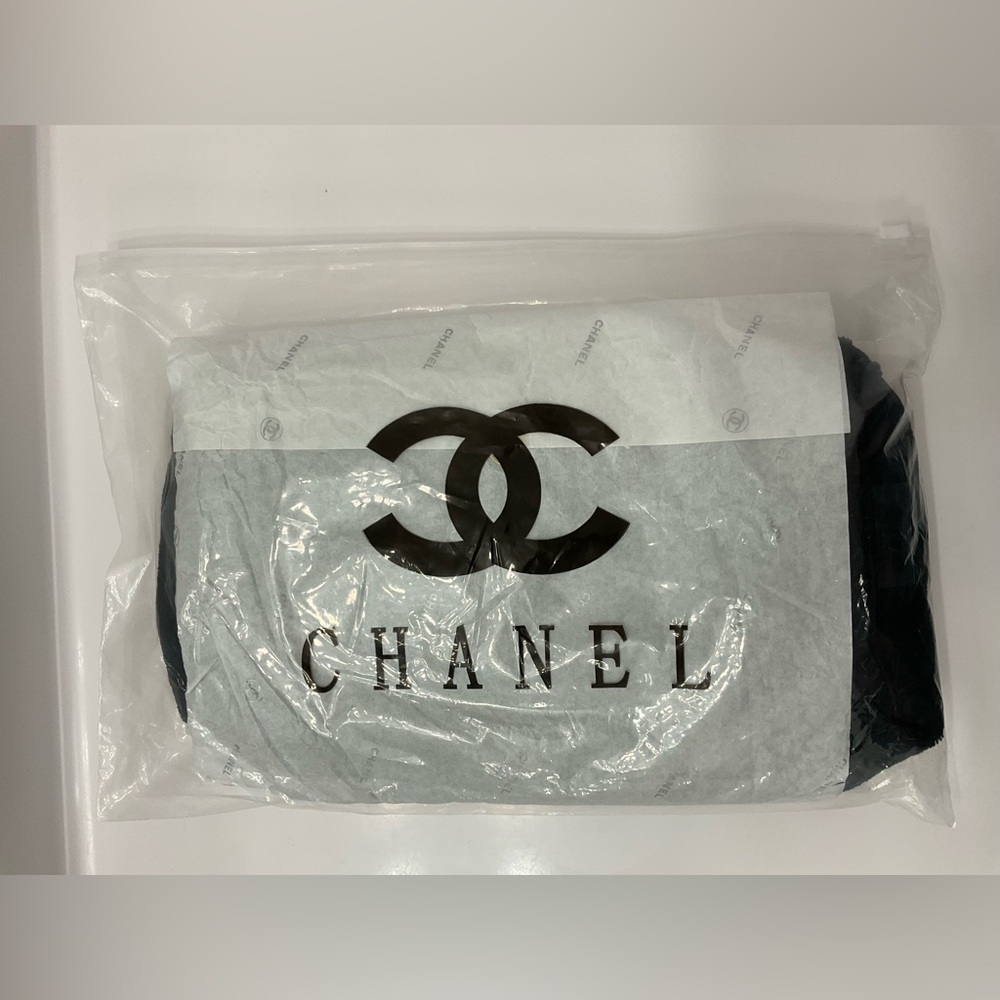NIP Chanel Beauty Black Crossbody Bag with Iconic White Logo - Picture 6 of 6